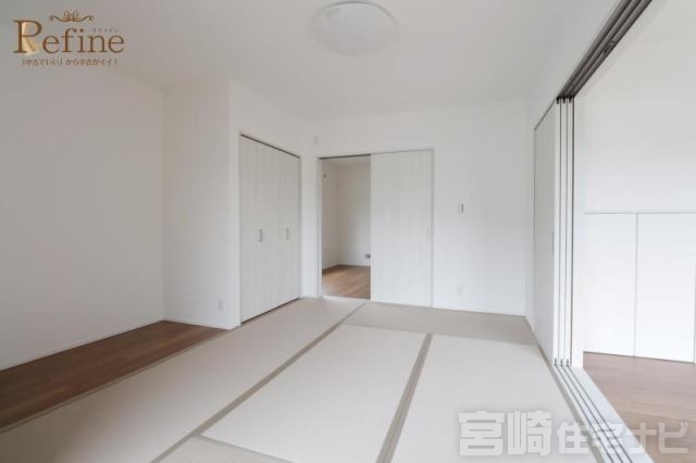 <p>床の間付きの本格和室。格式ある和の趣が感じられる空間は、ご親族の集まりや季節行事にも対応でき、心落ち着くひとときを演出します。</p>
