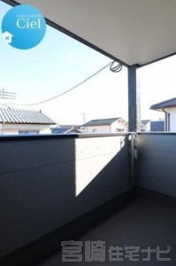 奥行のある屋根付きスカイバルコニーは雨の日でも物干し可能。ちょっとしたプライベート空間として外の空気を感じたいときにも適しています。