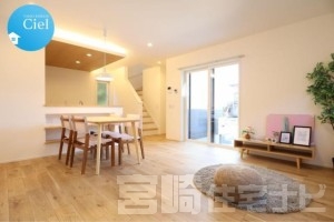 ご家族の集まるLDKは明るく広々した空間に。キッチンは対面式を採用。ご家族の様子を見ながらお料理ができます。