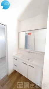 <p>【三面鏡化粧台】三面鏡の裏側は収納スペースとなっているため、洗面まわりの小物を収納するのにちょうど良く見た目もすっきりします。また、キレイアップ水栓仕様で蛇口が上部に設置されているため、水垢などの汚れがつきにくく、お手入れが簡単です。</p>
