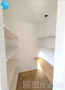 <p>キッチン横のユーティリティースペースです。可動棚でお好みに合わせてカスタマイズ可能！在庫が一目でわかるオープン収納は家事効率があがります。</p>
