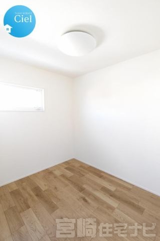 <p>【書斎】3.7帖の書斎は、リモートワークや趣味に没頭できる理想的なプライベート空間。程よくこもれるサイズ感でありながら、レイアウト次第でデスクや本棚、収納ラックなどもしっかりと配置できます。窓もあるため、自然光を取り入れながら作業ができる快適な環境。換気もしやすく、長時間過ごしても快適です。</p>
