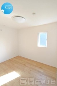 <p>【2階南東側洋室】6帖の広さでベッドやデスクを置いてもゆとりのあるレイアウトが可能です。ウォークインクローゼット付きで収納力も◎。衣類だけでなく、季節家電や大切な思い出の品もしっかり収まります。お部屋をすっきり保つことができ、生活感を抑えた美しい空間が保てます。</p>
