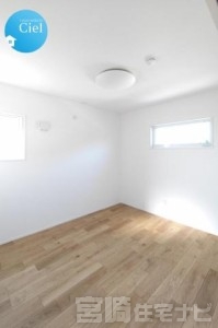 <p>【2階北西側洋室】5.2帖の洋室は、シンプルで家具配置もしやすく、ライフスタイルに合わせて多目的に活用できる一部屋です。子ども部屋としてはもちろん、趣味の空間や在宅ワークスペースにもぴったり。</p>
