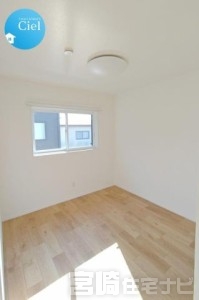 <p>【2階南西側洋室】コンパクトながら機能的。暮らしに寄り添うちょうど良い一部屋。5帖の洋室は、子ども部屋やリモートワーク用の書斎としてもぴったりなサイズ感。ベッドやデスク、収納ラックなども無理なくレイアウトできる、無駄のない空間です。</p>
