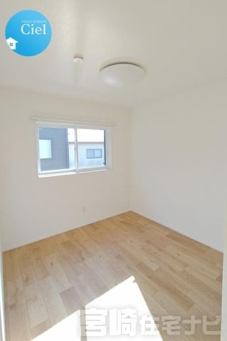 <p>【2階南西側洋室】コンパクトながら機能的。暮らしに寄り添うちょうど良い一部屋。5帖の洋室は、子ども部屋やリモートワーク用の書斎としてもぴったりなサイズ感。ベッドやデスク、収納ラックなども無理なくレイアウトできる、無駄のない空間です。</p>
