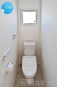 <p>2階にもトイレがあるため2階にいる際はわざわざ1階まで下りなくてよく、混雑時にも便利です。</p>
