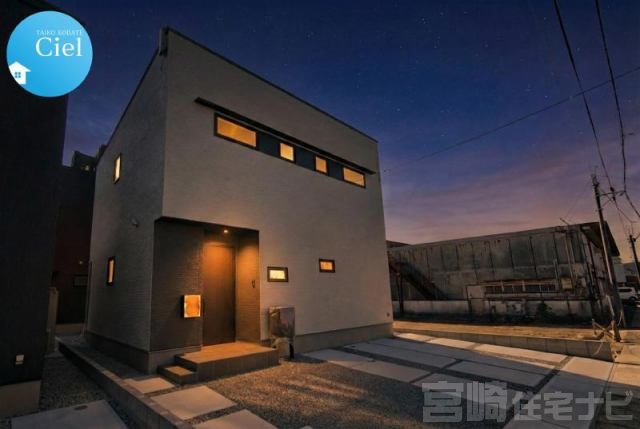 <p>CIELは～シンプルにセンスよく～をコンセプトに飾りすぎないシンプルなデザインを採用。<br />
外壁材はKMEWの雨で汚れを洗い流す親水コート仕様♪</p>
