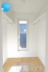 <p>こちらは2階のファミリークローゼットです。バルコニーに繋がっており、ランドリースペースとしての活用もできます。</p>
