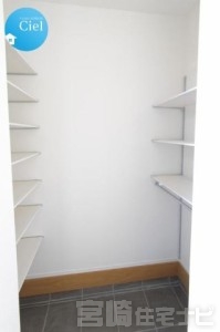 <p>【シューズクローク】収納力に優れたシューズクロークは玄関に広がりを持たせます。ベビーカーやお子様の自転車など収納不足を解消するストレスフリーな生活を感じてください。</p>
