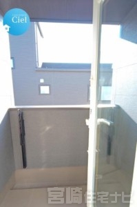 <p>奥行のある屋根付きスカイバルコニーは雨の日でも物干し可能。ちょっとしたプライベート空間として外の空気を感じたいときにも適しています。</p>
