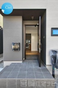 <p>宅配ボックスと郵便受けが標準装備。宅配ボックスは不在時でも荷物が受け取れるので再配達の手間も省けます。</p>
