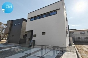 <p>駐車は最大3台可能（車種による）広々とした駐車場です。</p>
