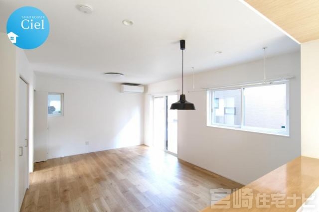 <p>陽の光がたっぷり差し込む南向きのリビングは、17.2帖。ダイニング・キッチンとの一体感があり、家族がそれぞれ好きなことをしていても、どこかでつながっていられる安心感があります。</p>
