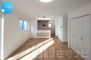 <p>ご家族で食事をしながら団欒することが多いダイニングは日々の会話が生まれる場所。お部屋の雰囲気に合わせたペンダントライトも標準仕様！</p>
