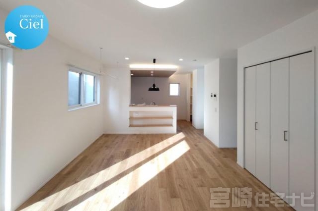 <p>ご家族で食事をしながら団欒することが多いダイニングは日々の会話が生まれる場所。お部屋の雰囲気に合わせたペンダントライトも標準仕様！</p>
