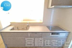 <p>【キッチン（人造大理石の天板）】キッチンは人造大理石の天板を使用。人造大理石は汚れが付きにくく、水垢も目立ちにくいので、お掃除は比較的に楽で水まわり設備に適した素材です。</p>
