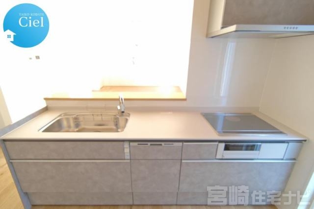 <p>【キッチン（人造大理石の天板）】キッチンは人造大理石の天板を使用。人造大理石は汚れが付きにくく、水垢も目立ちにくいので、お掃除は比較的に楽で水まわり設備に適した素材です。</p>
