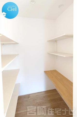 <p>キッチン横のユーティリティースペースです。可動棚でお好みに合わせてカスタマイズ可能！在庫が一目でわかるオープン収納は家事効率があがります。</p>
