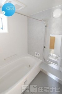 <p>【浴室】保温機能付きの浴槽は、お湯が冷めにくく、光熱費の節約にもつながります。また、浴室乾燥機が付いており、梅雨の時期や花粉の季節にも大活躍。毎日の暮らしに嬉しい、快適さと経済性を備えた設備です。</p>
