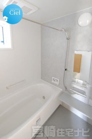 <p>【浴室】保温機能付きの浴槽は、お湯が冷めにくく、光熱費の節約にもつながります。また、浴室乾燥機が付いており、梅雨の時期や花粉の季節にも大活躍。毎日の暮らしに嬉しい、快適さと経済性を備えた設備です。</p>
