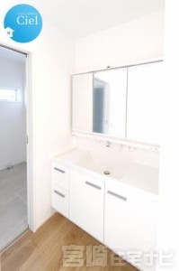 <p>【三面鏡化粧台】三面鏡の裏側は収納スペースとなっているため、洗面まわりの小物を収納するのにちょうど良く見た目もすっきりします。また、キレイアップ水栓仕様で蛇口が上部に設置されているため、水垢などの汚れがつきにくく、お手入れが簡単です。</p>
