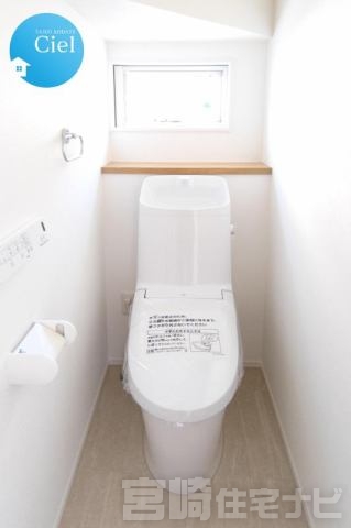 <p>【温水洗浄便座】いつでも快適にトイレを利用するためには無くてはならない必需品。温水洗浄便座は紙資源の節約はもちろん衛生面でも効果的です。</p>
