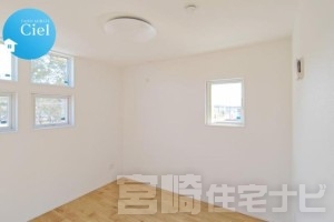 <p>【2階南東側洋室】6帖のちょうど良い広さで、主寝室や個室に最適な空間です。南側の窓から心地よい光が差し込み、日中は明るく開放感のある雰囲気に。ベッドやサイドテーブルを置いても余裕があり、ゆったりとした寝室レイアウトが可能です。</p>
