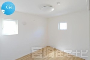 <p>【2階北西側洋室】5.2帖のシンプルで使い勝手のよいお部屋。西と北の2面採光で、時間帯によって異なる自然光が差し込み、穏やかな雰囲気を演出します。</p>
