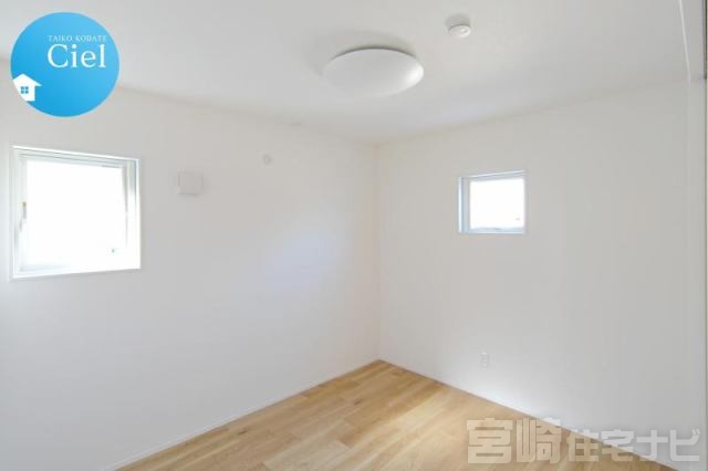 <p>【2階北西側洋室】5.2帖のシンプルで使い勝手のよいお部屋。西と北の2面採光で、時間帯によって異なる自然光が差し込み、穏やかな雰囲気を演出します。</p>
