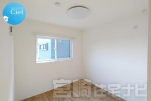 <p>【2階南西側洋室】5帖のコンパクトながらも機能的な空間。お子様の個室としてはもちろん、テレワーク用の書斎や趣味の部屋、来客用のゲストルームなど多目的に活用できます。</p>
