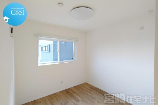 <p>【2階南西側洋室】5帖のコンパクトながらも機能的な空間。お子様の個室としてはもちろん、テレワーク用の書斎や趣味の部屋、来客用のゲストルームなど多目的に活用できます。</p>
