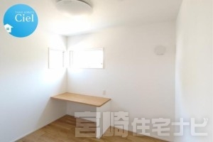 <p>4.7帖のファミリークローゼット兼書斎スペースです。カウンター付きですので物置としての活用や、デスクとしての活用も可能です！</p>
