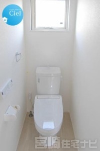 <p>トイレは2か所あり、混雑しがちな時間帯も安心です。</p>
