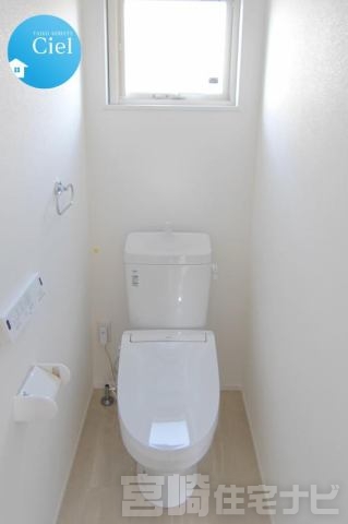 <p>トイレは2か所あり、混雑しがちな時間帯も安心です。</p>
