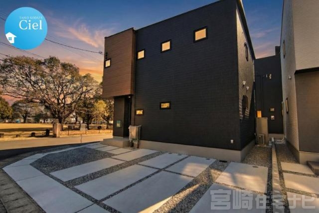 <p>CIELは～シンプルにセンスよく～をコンセプトに飾りすぎないシンプルなデザインを採用。<br />
外壁材はKMEWの雨で汚れを洗い流す親水コート仕様♪</p>
