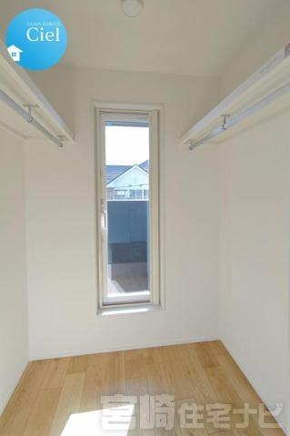 <p>こちらは2階のファミリークローゼットです。バルコニーに繋がっており、ランドリースペースとしての活用もできます。</p>
