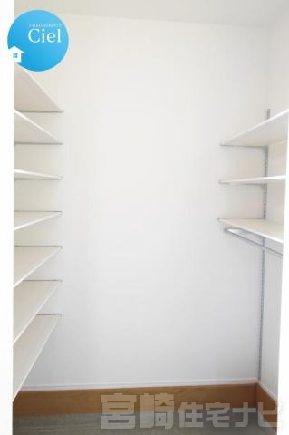 <p>【シューズクローク】収納力に優れたシューズクロークは玄関に広がりを持たせます。ベビーカーやお子様の自転車など収納不足を解消するストレスフリーな生活を感じてください。</p>
