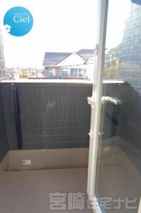 <p>奥行のある屋根付きスカイバルコニーは雨の日でも物干し可能。ちょっとしたプライベート空間として外の空気を感じたいときにも適しています。</p>
