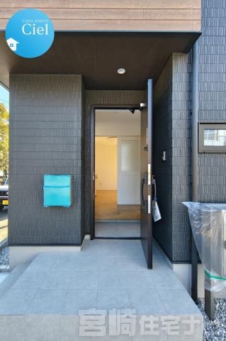 <p>宅配ボックスと郵便受けが標準装備。宅配ボックスは不在時でも荷物が受け取れるので再配達の手間も省けます。</p>
