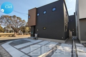 <p>角地という開放感のある立地で前面道路も広々としているので駐車も楽々♪</p>
