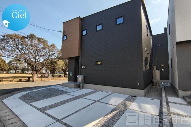 <p>角地という開放感のある立地で前面道路も広々としているので駐車も楽々♪</p>
