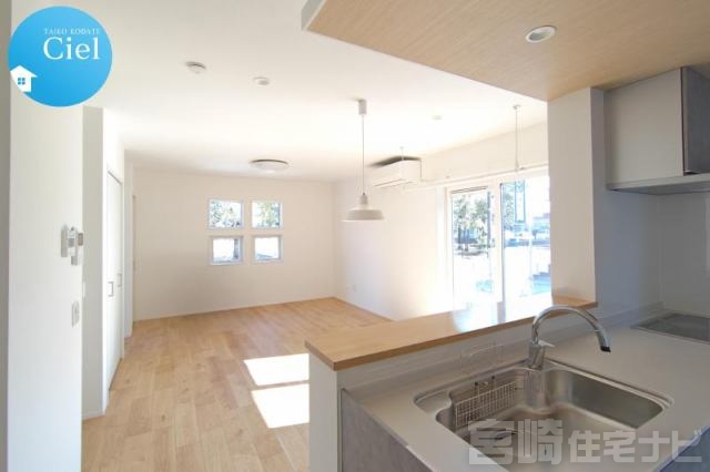 <p>ご家族で食事をしながら団欒することが多いダイニングは日々の会話が生まれる場所。お部屋の雰囲気に合わせたペンダントライトも標準仕様！</p>
