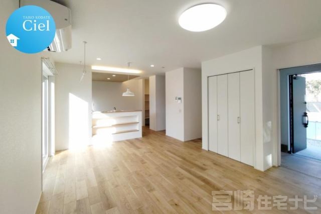 <p>陽の光がたっぷり差し込む南向きのリビングは、17.2帖。ダイニング・キッチンとの一体感があり、家族がそれぞれ好きなことをしていても、どこかでつながっていられる安心感があります。</p>
