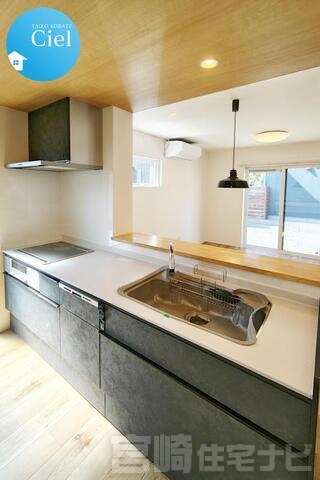 <p>【キッチン（人造大理石の天板）】キッチンは人造大理石の天板を使用。人造大理石は汚れが付きにくく、水垢も目立ちにくいので、お掃除は比較的に楽で水まわり設備に適した素材です。</p>
