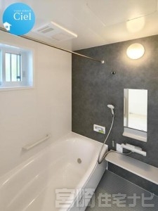 <p>【浴室】保温機能付きの浴槽は、お湯が冷めにくく、光熱費の節約にもつながります。また、浴室乾燥機が付いており、梅雨の時期や花粉の季節にも大活躍。毎日の暮らしに嬉しい、快適さと経済性を備えた設備です。</p>
