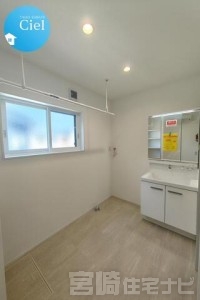 <p>【三面鏡化粧台】三面鏡の裏側は収納スペースとなっているため、洗面まわりの小物を収納するのにちょうど良く見た目もすっきりします。また、キレイアップ水栓仕様で蛇口が上部に設置されているため、水垢などの汚れがつきにくく、お手入れが簡単です。</p>
