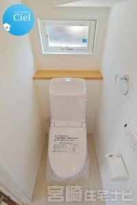 <p>【温水洗浄便座】いつでも快適にトイレを利用するためには無くてはならない必需品。温水洗浄便座は紙資源の節約はもちろん衛生面でも効果的です。</p>
