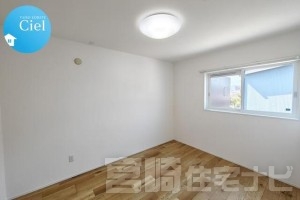 <p>【2階南東側洋室】6帖の洋室はベッドやデスクを置いてもゆとりがあり、寝室や子ども部屋、書斎としても活用できます。</p>
