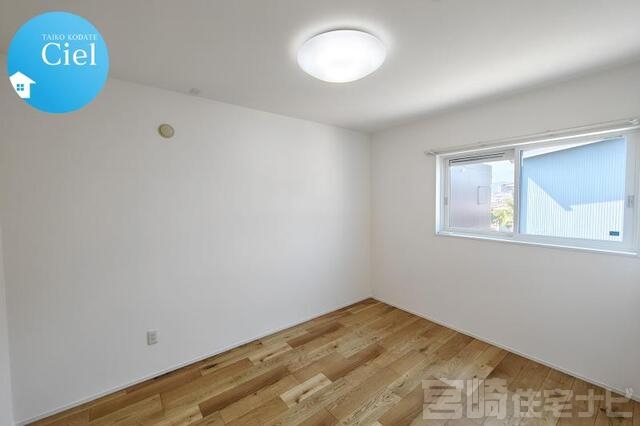 <p>【2階南東側洋室】6帖の洋室はベッドやデスクを置いてもゆとりがあり、寝室や子ども部屋、書斎としても活用できます。</p>
